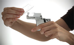 Инновационная система Studex 75 This is how your ear piercing specialist inserts the cartridge containing one sterile piercing stud into the Studex System 75.
